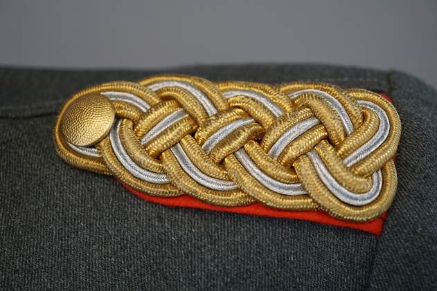 A close up of a gold and silver braided object

Description automatically generated