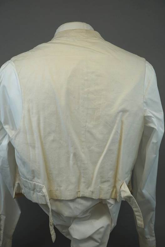 A white jacket on a mannequin

Description automatically generated
