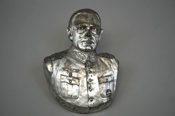 A bust of a person in uniform

Description automatically generated